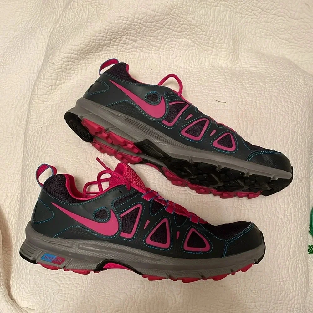 Nike Alvord 10, size 9, women’s sneaker. Black-gray-pink. Very good condition.